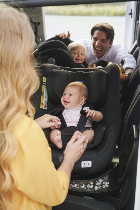 Seat2Fit I-Size Chicco od 45 do 105 cm (0–18 kg) tyłem do 4 lat obrotowy fotelik samochodowy - Black